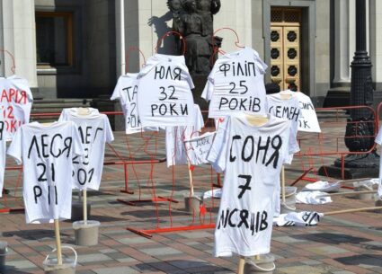 Пам’ятники жертвам медичного популізму встановили під Верховною Радою українські пацієнти