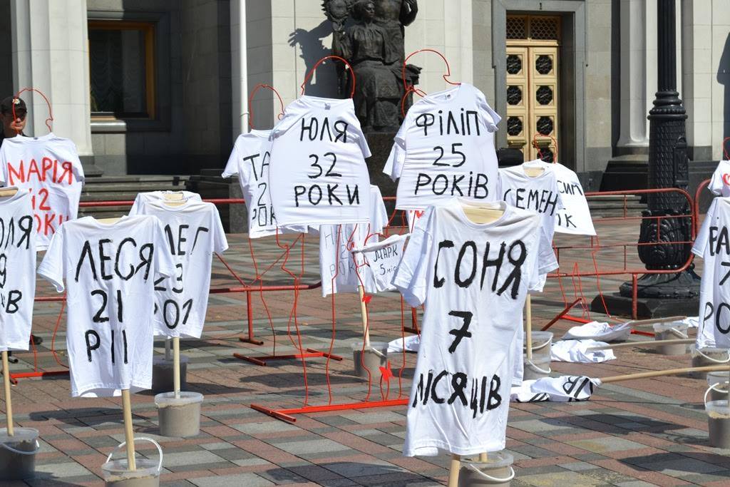 Пам’ятники жертвам медичного популізму